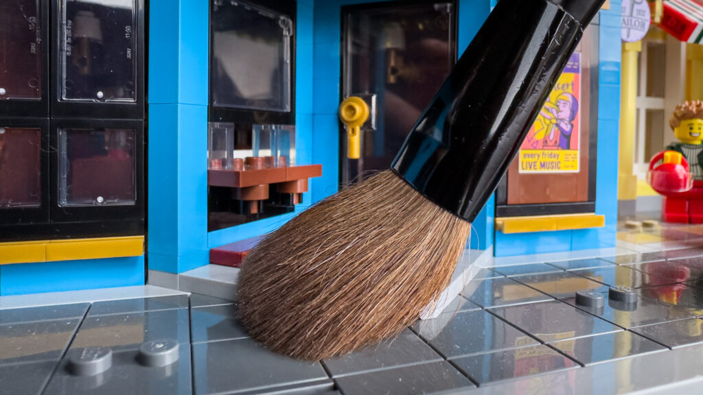 Cleaning-Brush-Close-Up-1024x576 LEGO støv