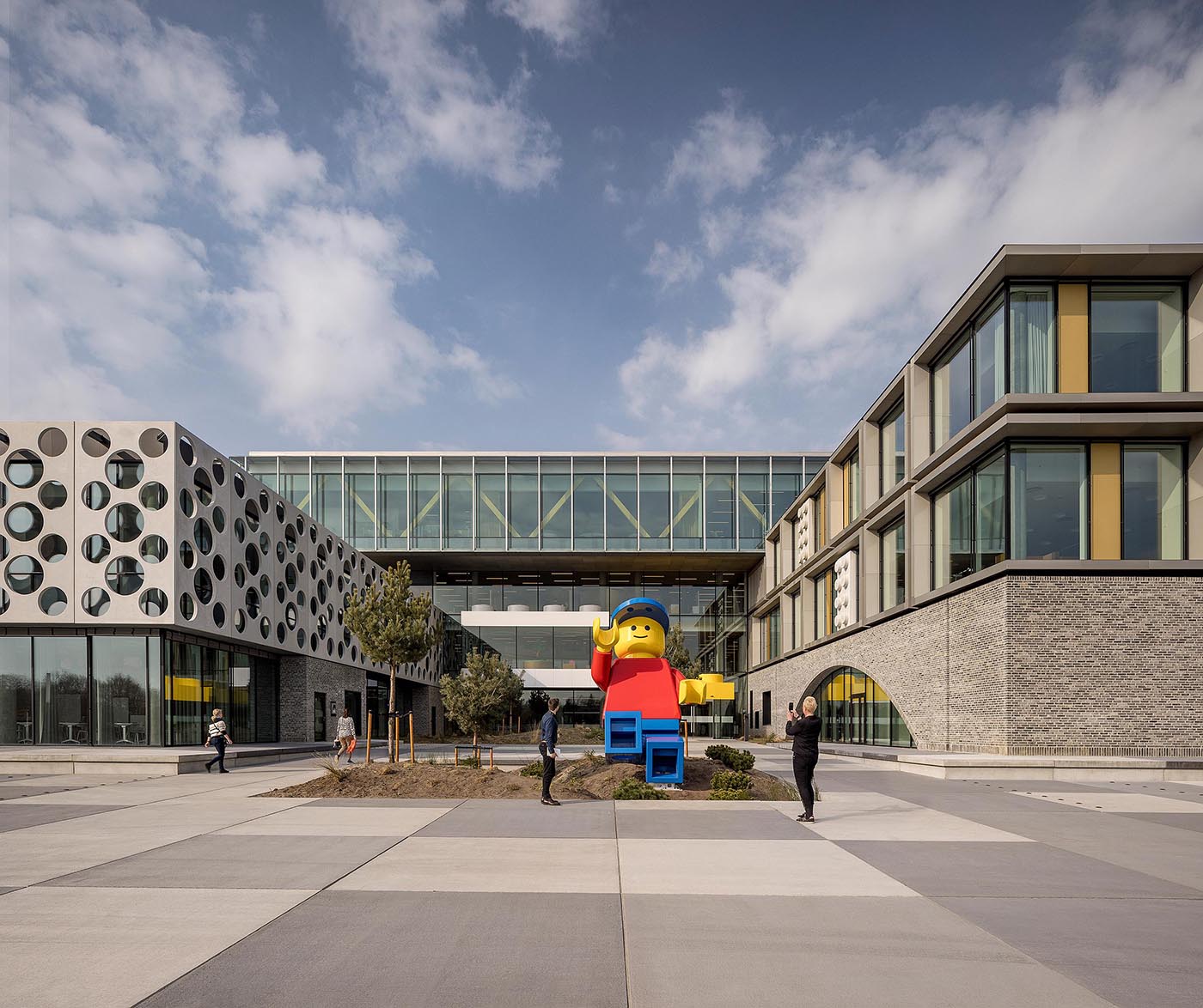 LEGO-Campus-C-F-Moeller--img-79833-w2500-h2096-x2 LEGO Campus front